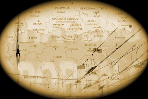 Couverture TROIS LANGUES SUR UN MOUCHOIR de Muriel CLAEYS