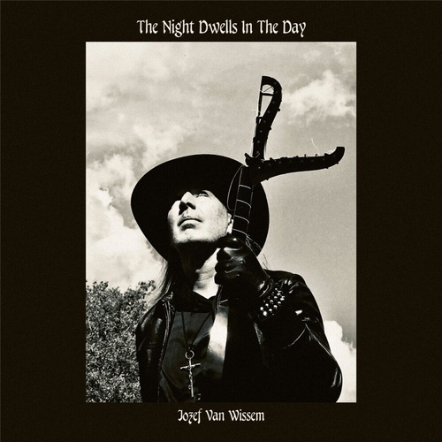 Couverture THE NIGHT DWELLS IN THE DAY de Jozef VAN WISSEM
