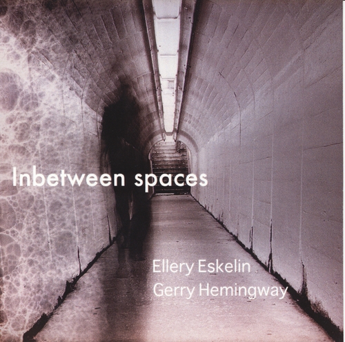 Couverture INBETWEEN SPACES de Ellery ESKELIN & GERRY HEMINGWAY
