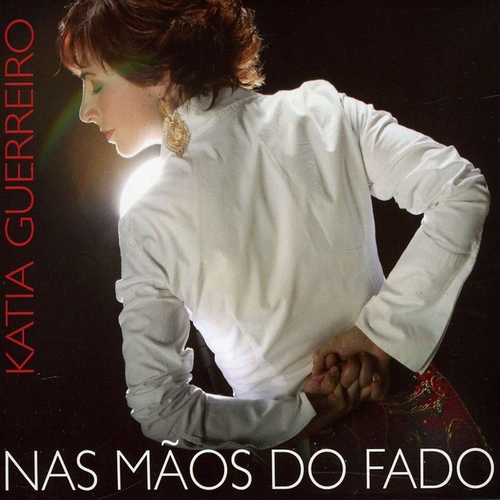 Couverture NAS MÃOS DO FADO de Katia GUERREIRO