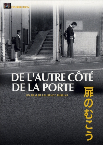 Couverture DE L'AUTRE CÔTÉ DE LA PORTE de Laurence THRUSH