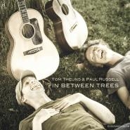 Couverture IN BETWEEN TREES de Tom THEUNS & PAUL RUSSELL