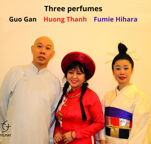 Couverture THREE PERFUMES de Gan GUO, HUONG THANH, FUMIE HIHARA