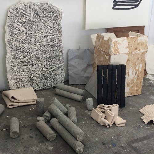 Jacques Di Piazza, vue d'atelier, expérimentations sur plâtres, béton, céramique,... différents formats