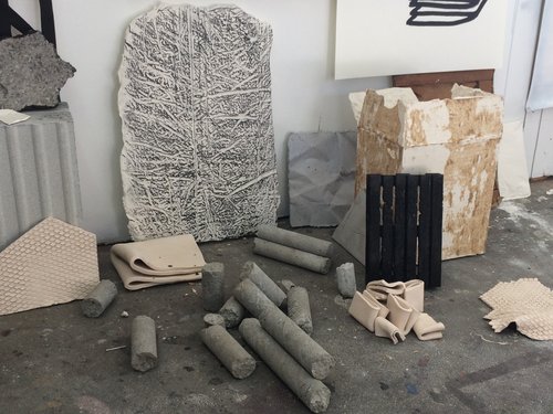 Jacques Di Piazza, vue d'atelier, expérimentations sur plâtres, béton, céramique,... différents formats