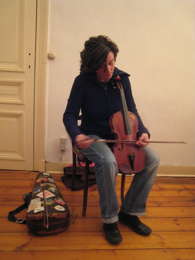 Julia Eckhardt en concert à l'Arrière-maison, Saint-Gilles 2009 - photo fabonthemoon