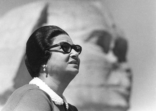 Oum Kalthoum devant les pyramides