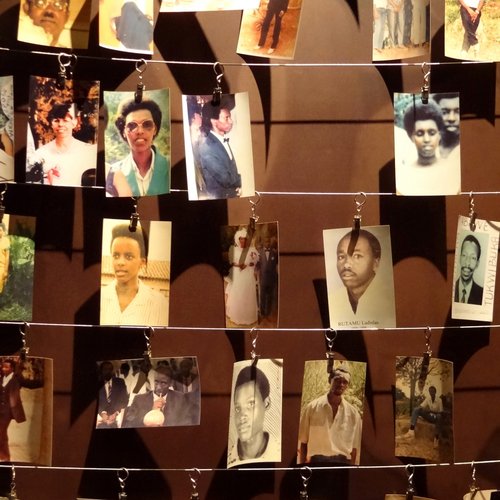 Photos des victimes du génocide du Rwanda - mémorial de Kigali - Creative Commons - WikiMedia