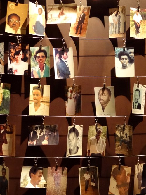 Photos des victimes du génocide du Rwanda - mémorial de Kigali - Creative Commons - WikiMedia