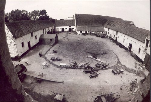 Vernissage de l'exposition « Underground au jour le jour : Habitat, bricolages et Rock’n Roll à la ferme du Biéreau »