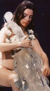 Charlotte Moorman - violoncelle de glace (vignette)